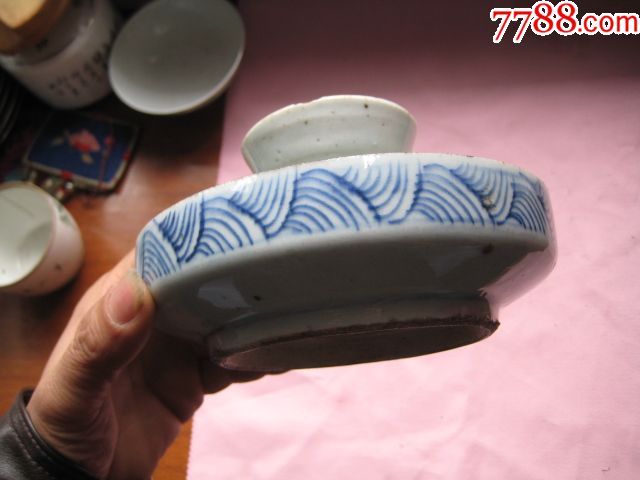 一个保存完好的清中期带官服海浪纹的青花灯盏
