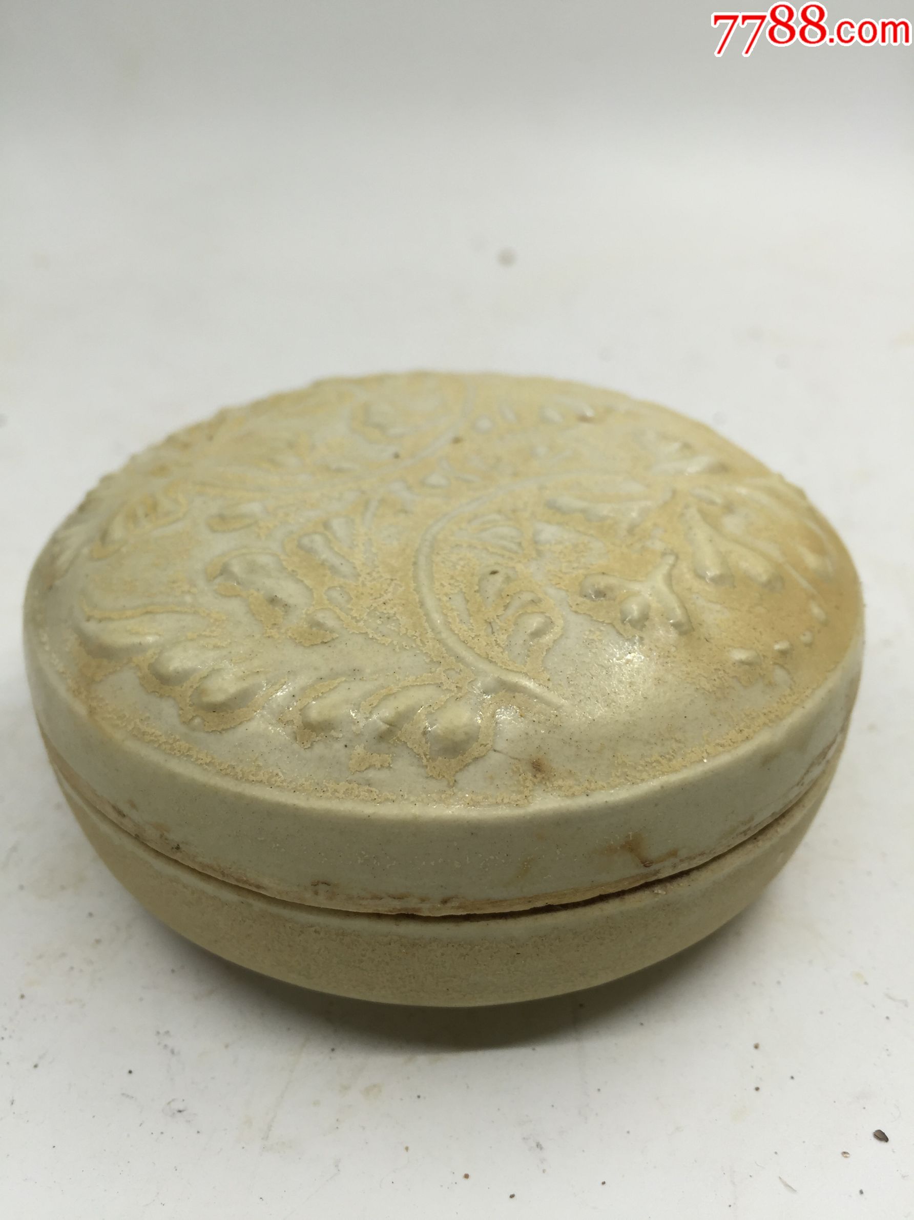 元代青白釉刻花胭脂盒