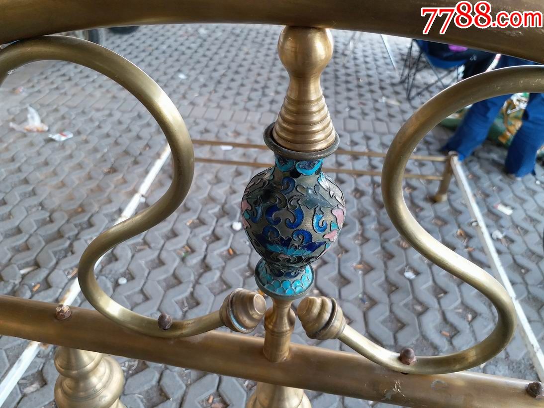 八*十年代掐丝珐琅装饰大铜床