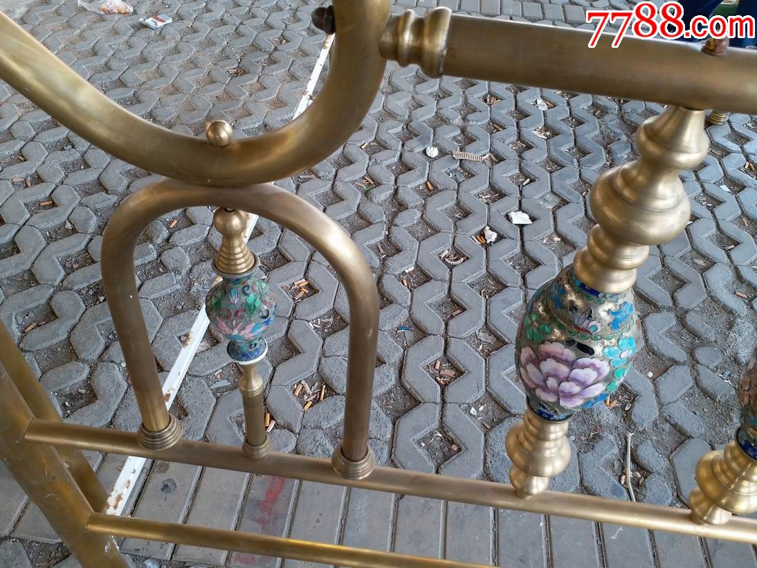 八*十年代掐丝珐琅装饰大铜床