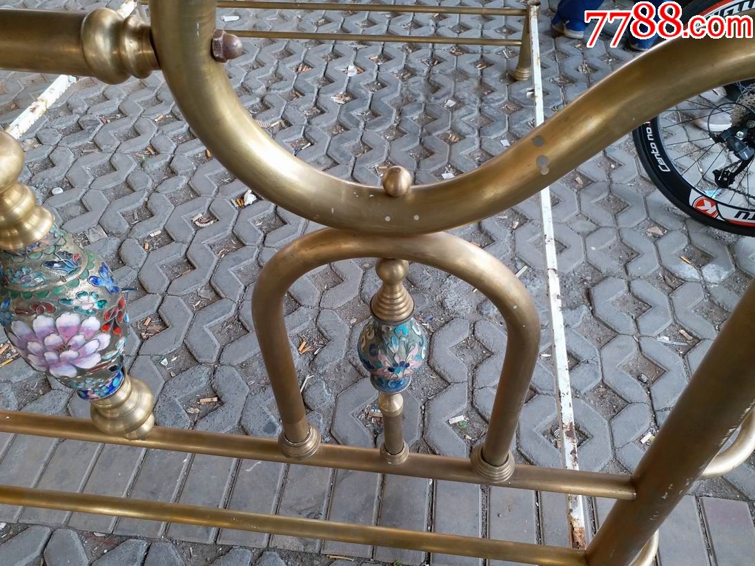 八*十年代掐丝珐琅装饰大铜床