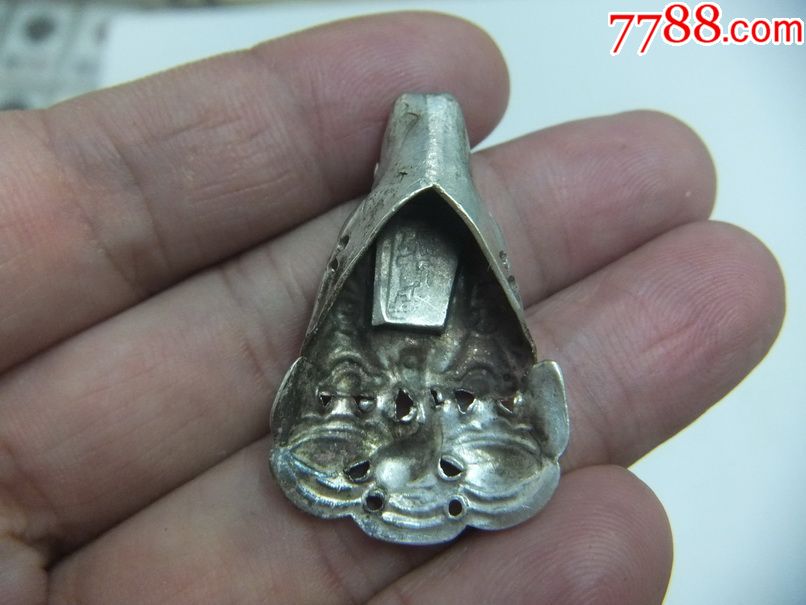 小银饰等4件船和右边的大个神仙是银的,另二个铜镀银