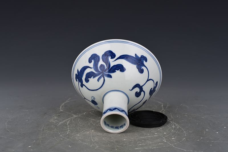 明成化青花缠枝花卉纹碗