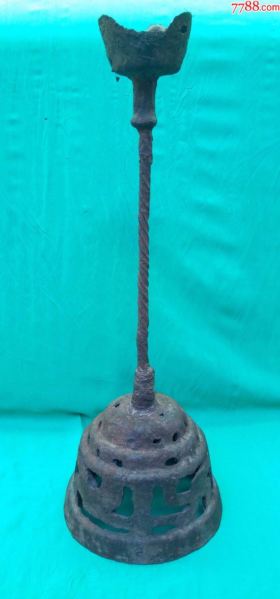 清代造型精美八卦纹铁油灯一盏