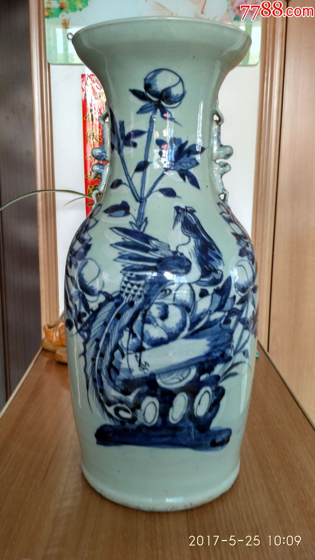 清代豆青青花加白凤凰戏牡丹胆瓶一只,画的威武大气.百看不厌