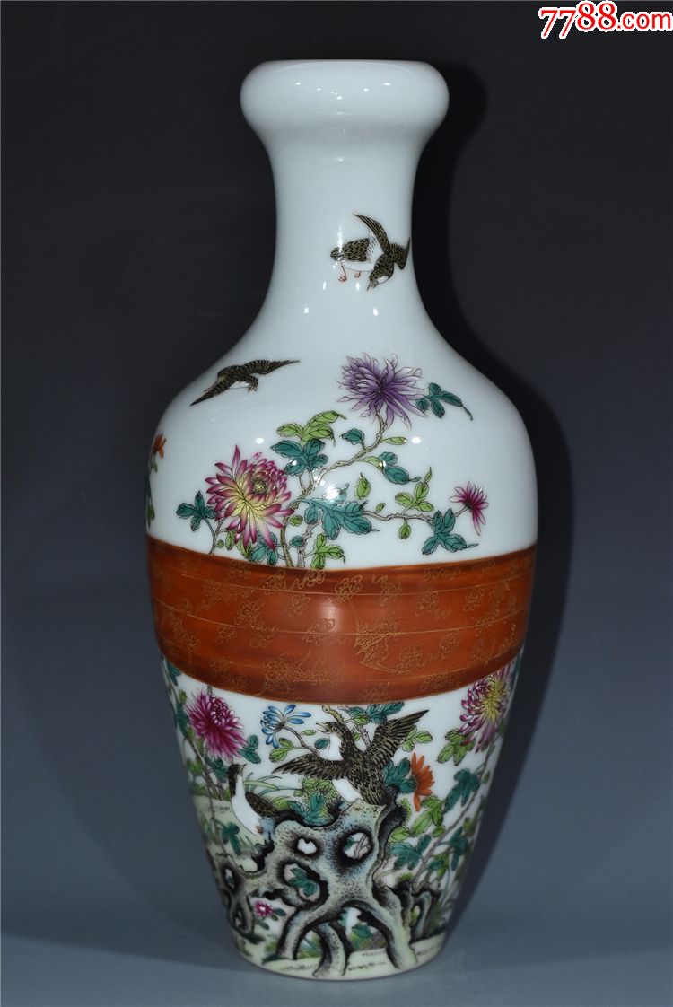 清乾隆粉彩花鸟纹绶带蒜头瓶