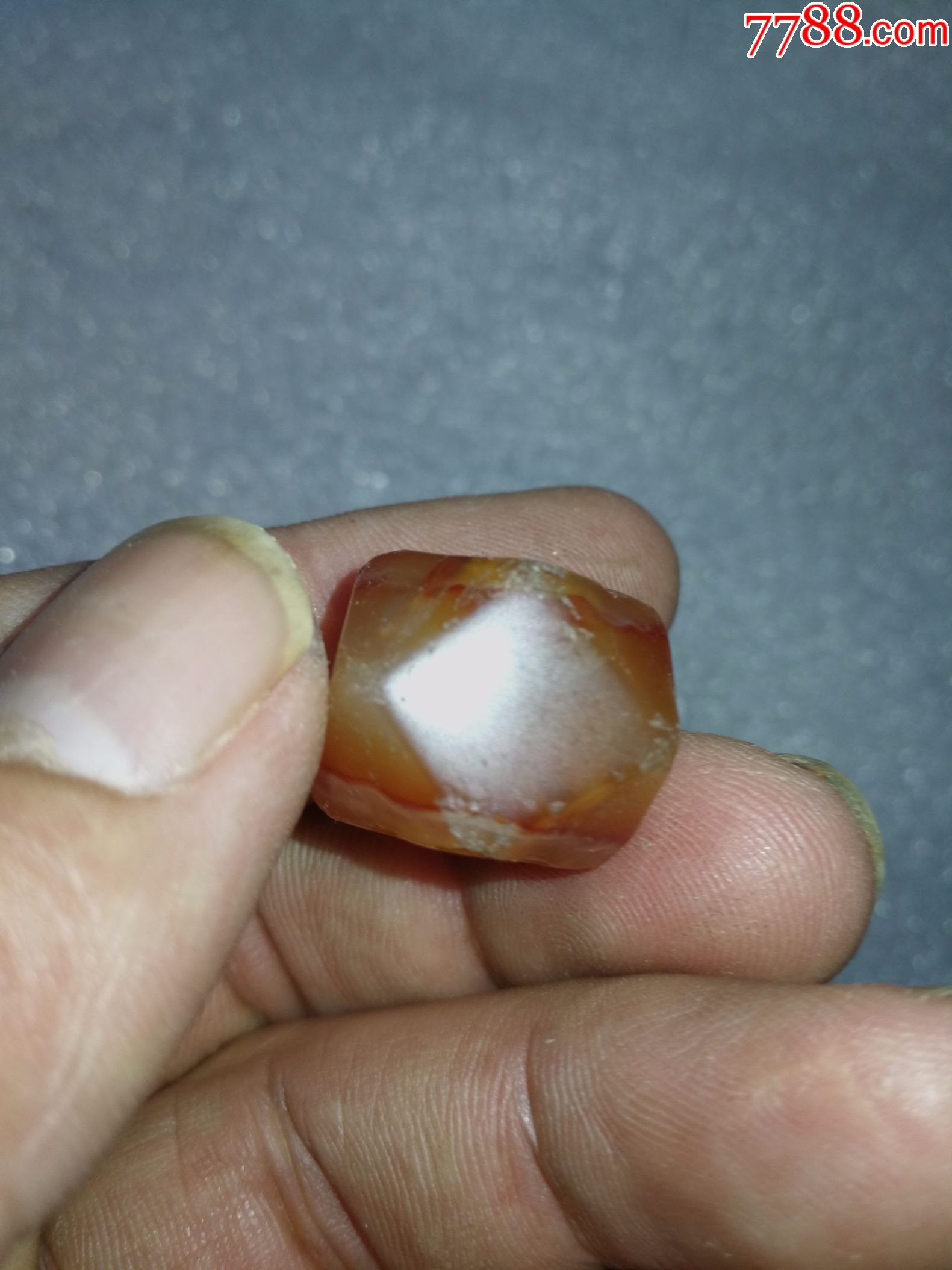 辽代六棱玛瑙珠子