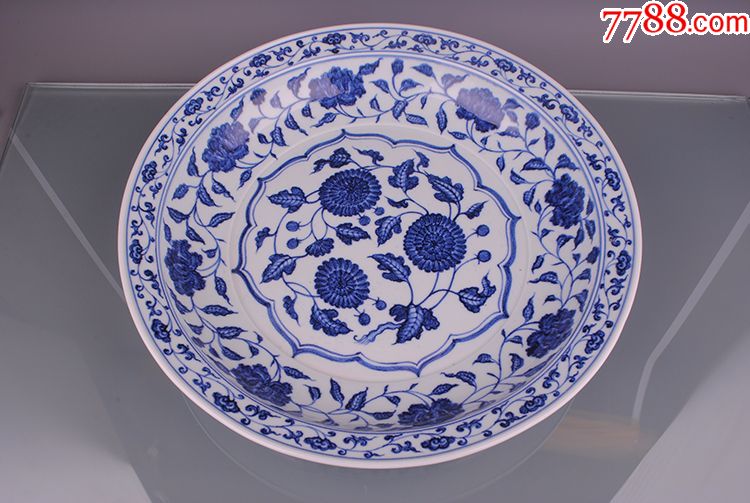 明代宣德青花缠枝花纹折枝菊花纹大盘苏麻离青