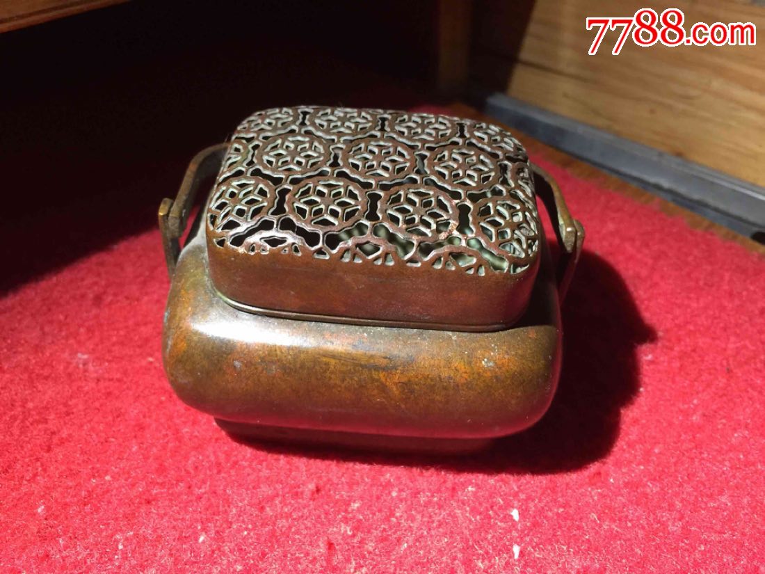 古老铜铸"张鸣歧制"底款方形手炉,网状剔花罩面,精品