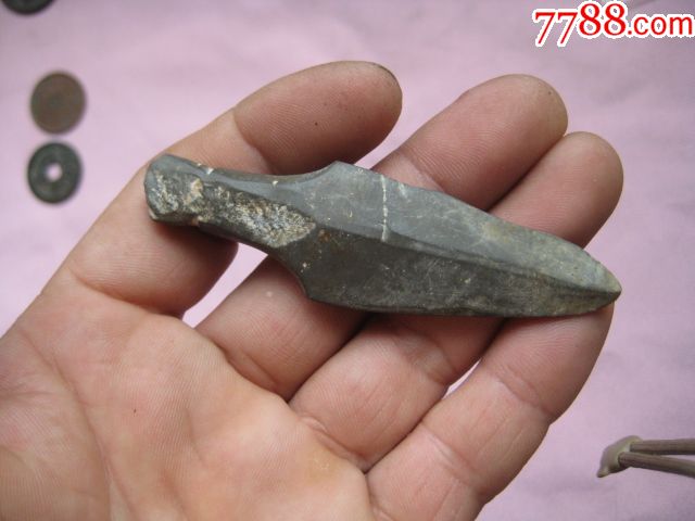 一把保存不错的原始部落新石器时代的守猎用的石矛