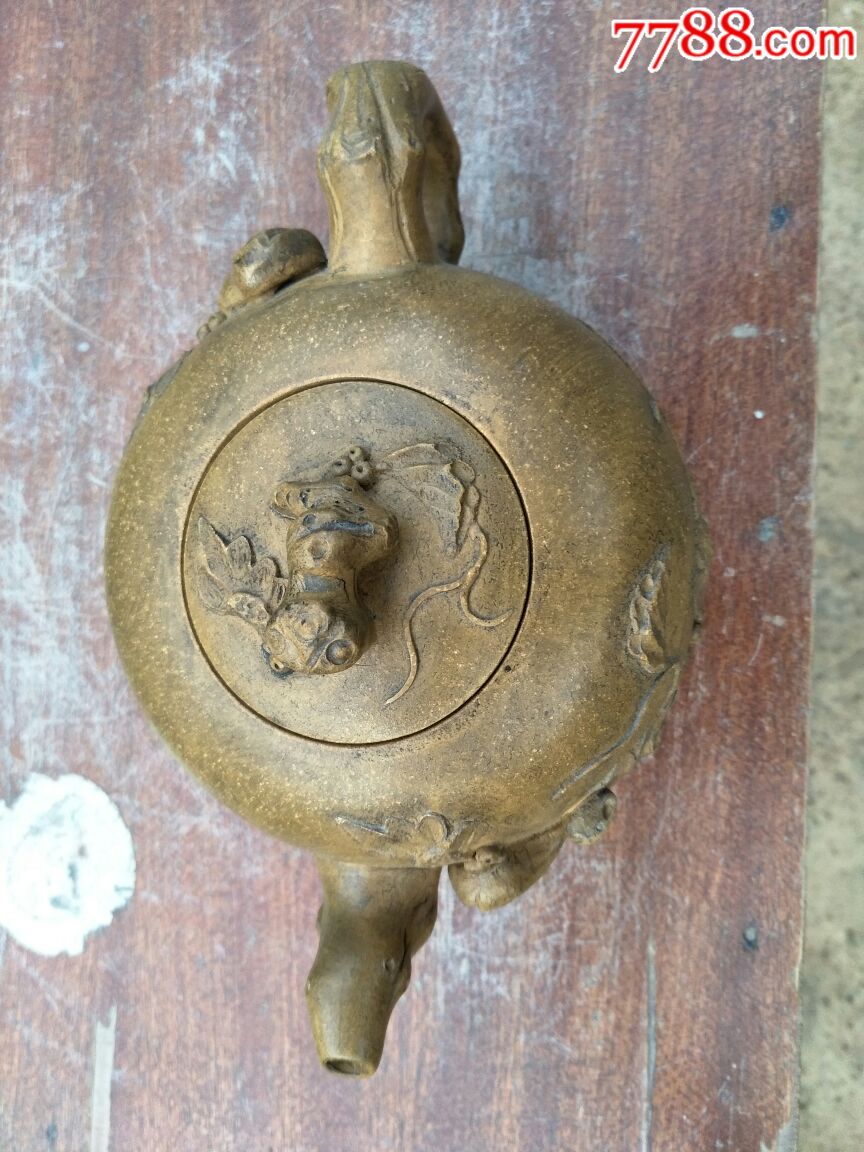 清朝时期的,黄色的紫砂壶,上面有精美的图案,挺漂亮的,价格也很便宜!