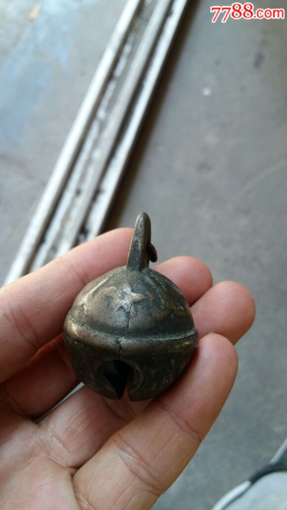 少见文字的青铜铃铛