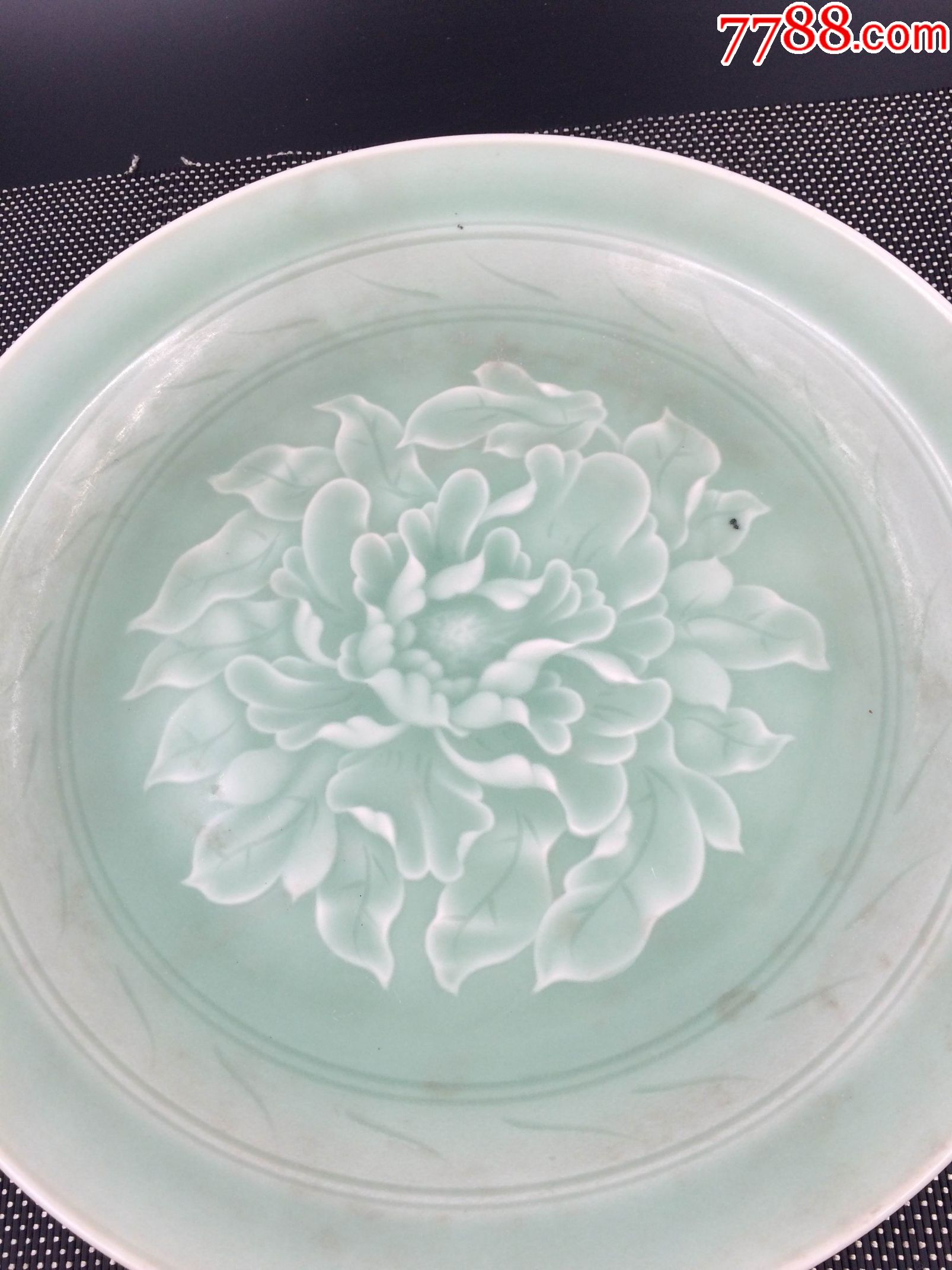 青釉刻花盘