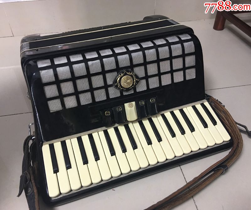 二手60贝斯手风琴70年代北京星海牌60贝斯手风琴