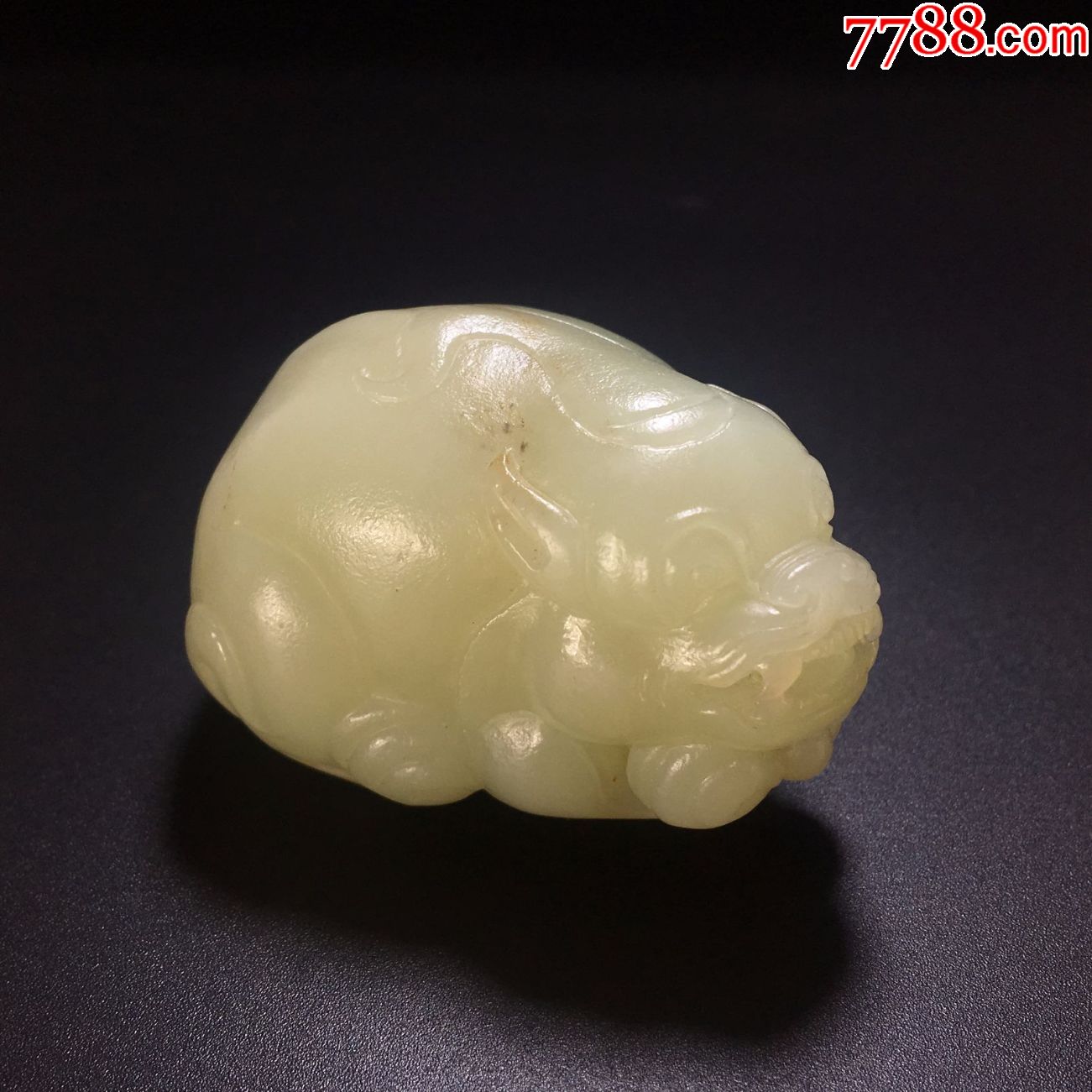 老和田玉雕古兽貔貅把玩件,玉质温润,尺寸饱满