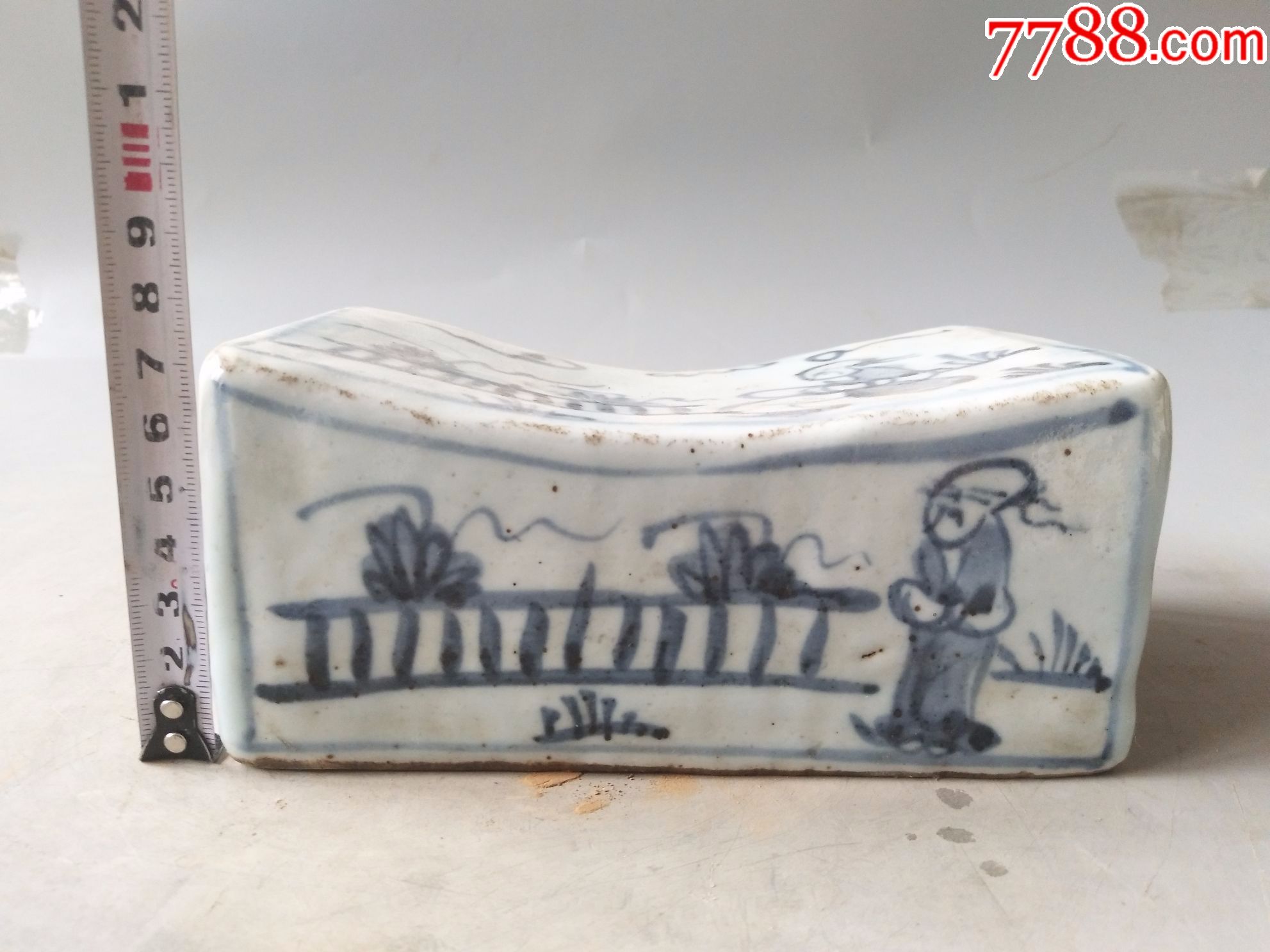 一件乡下收的青花人物瓷枕