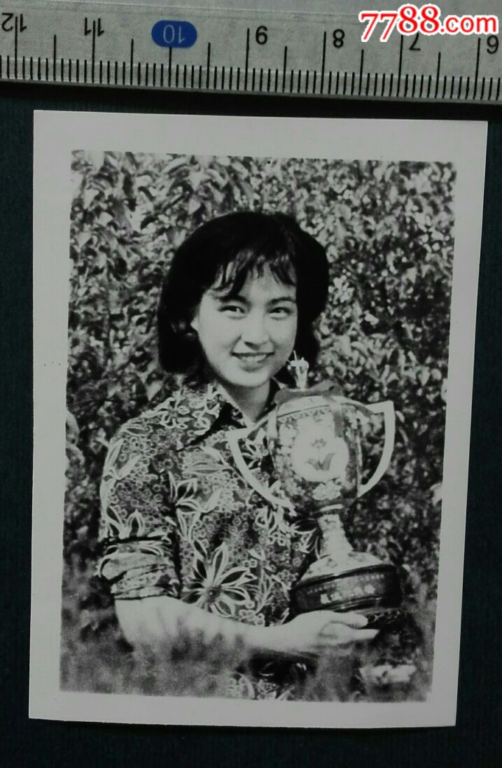 刘晓庆年轻黑白照片图片