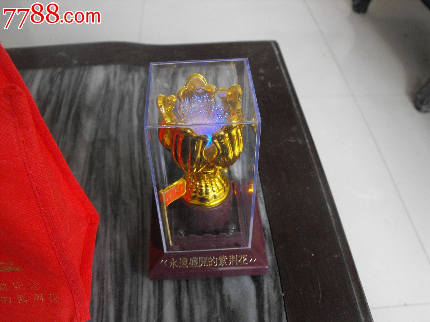 香港产会唱国歌发五彩光芒永远开放的紫荆花