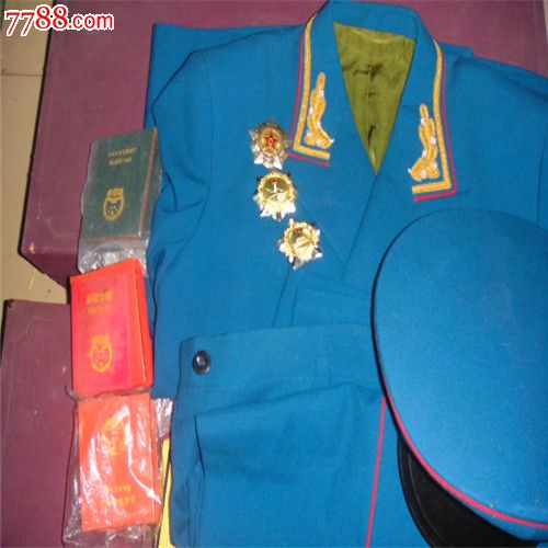 55年授衔的校官礼服红军大校的《校官礼服》几乎没有穿过