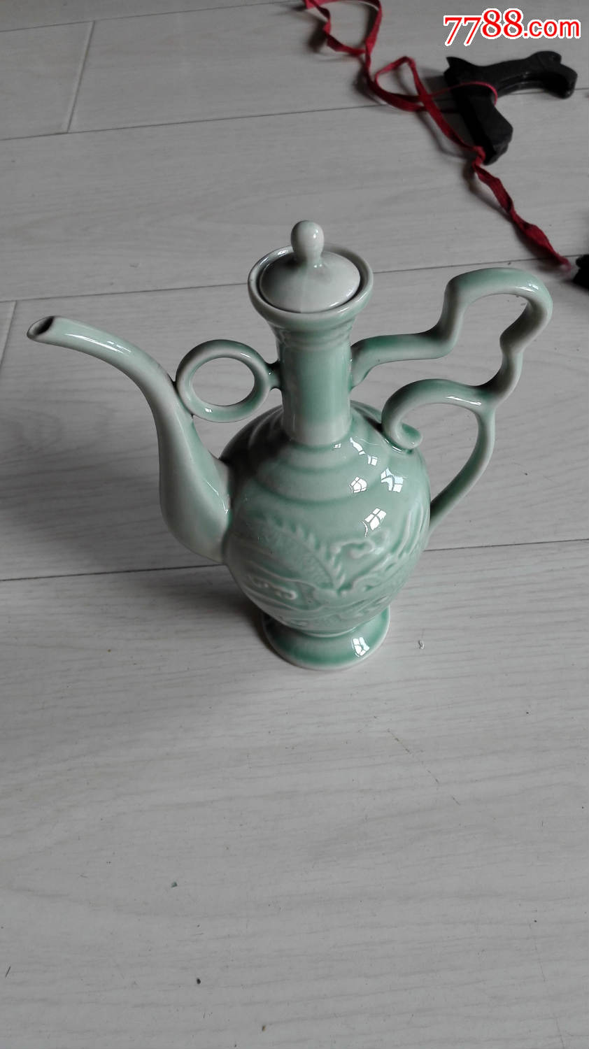 怀旧经典收藏龙纹青釉小酒壶