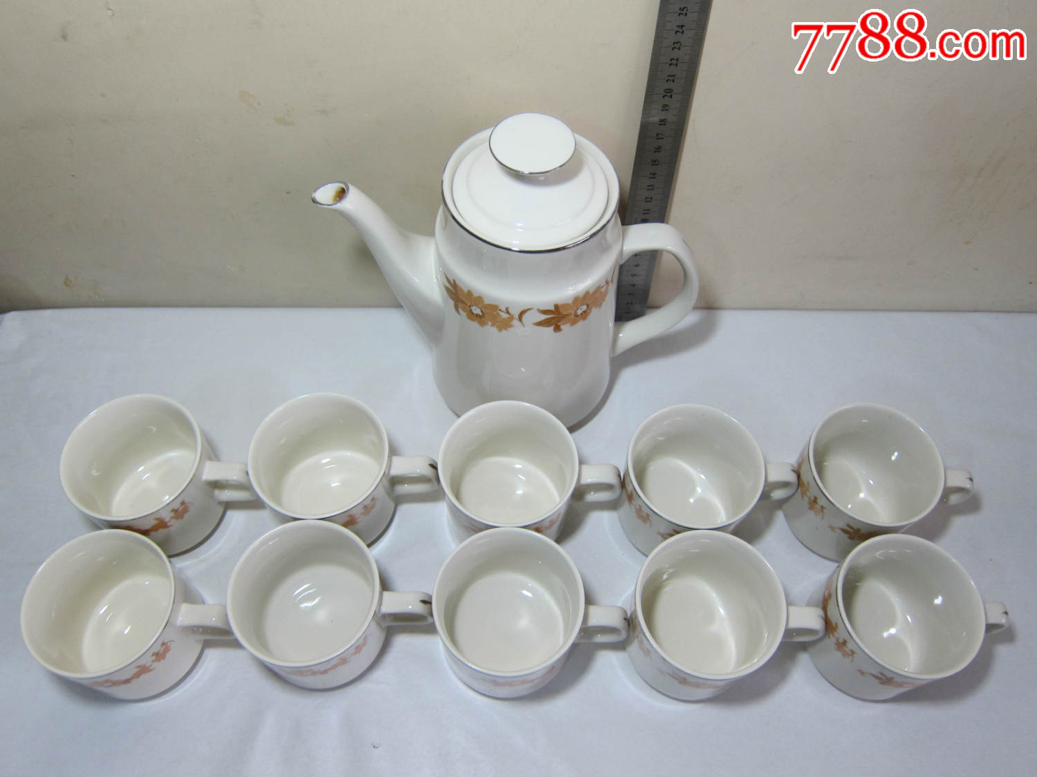 宝石中国博山,瓷茶壶一把,瓷茶杯子共11件一套,品好