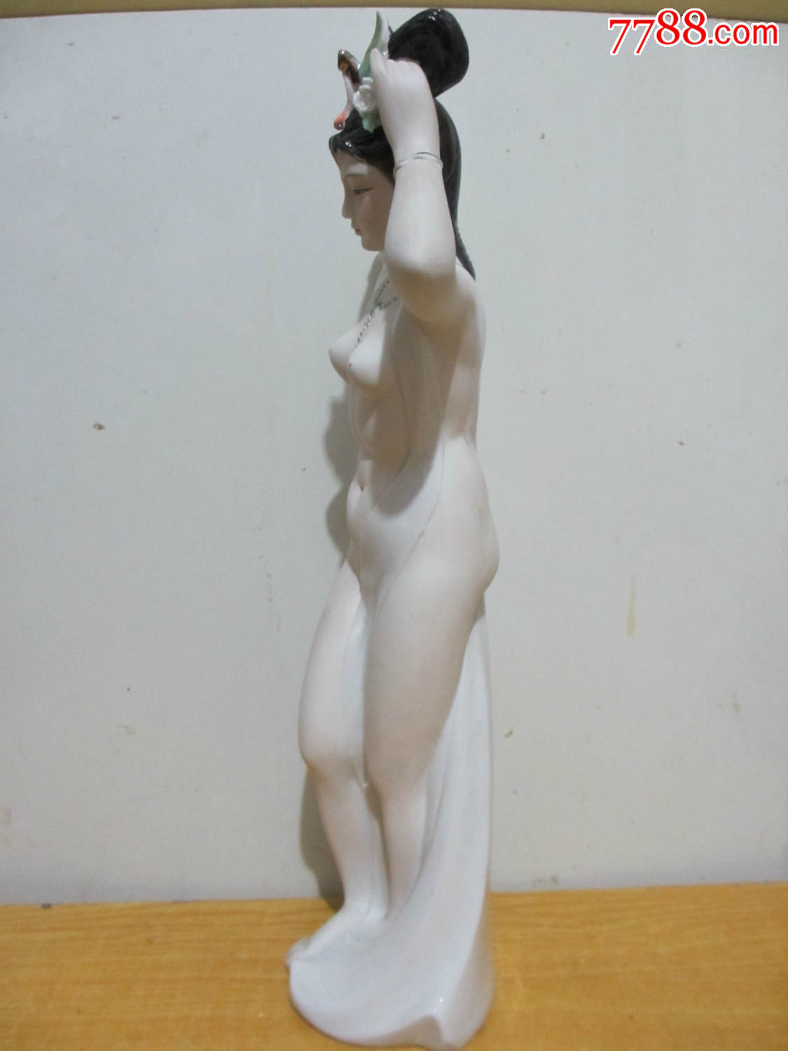 造型很生动的裸女雕塑瓷