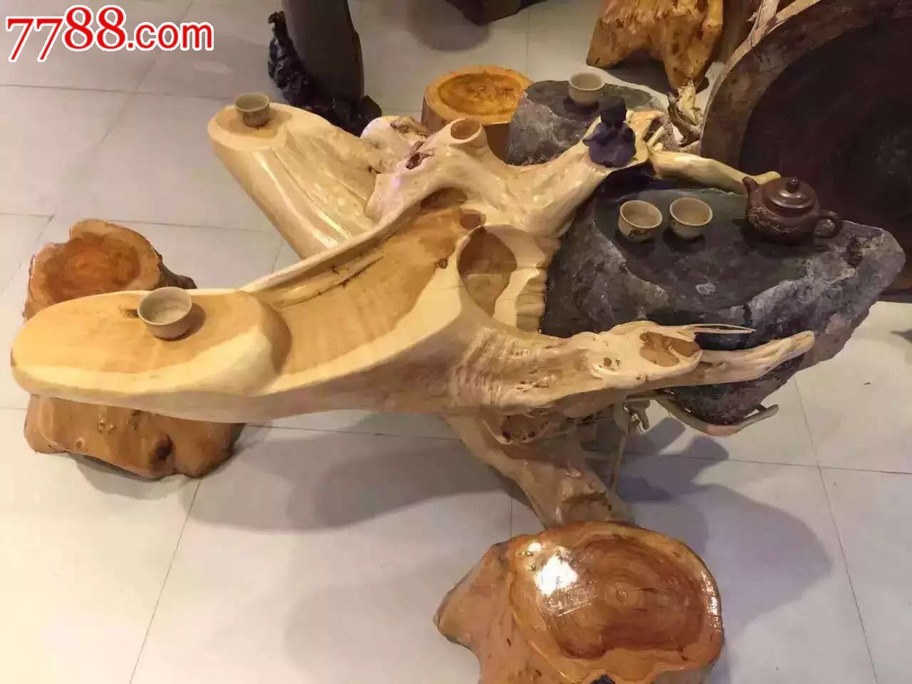 崖柏根抱石天然整体茶桌