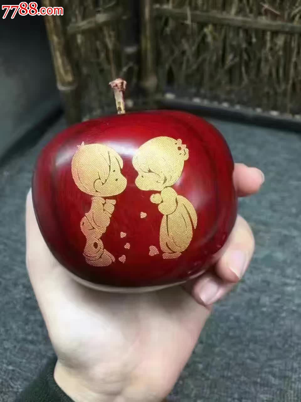 红檀苹果雕刻爱在心里